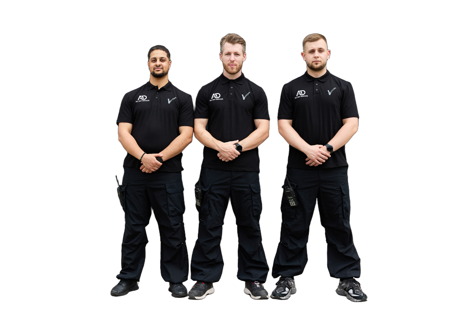 Drie beveiligers van All Day Services in AD-polo en cargobroek, buitenploeg voor evenementenbeveiliging en bouwplaatsbeveiliging